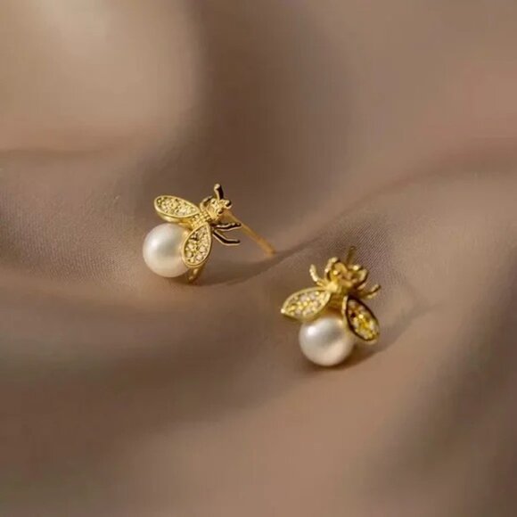 “Queen Bee” Royal Pearl Gold Insect Stud Earrings - Picture 2 of 6